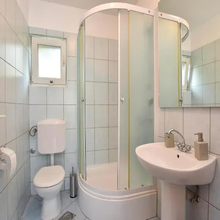 Three-bedroom Holiday In Dicmo *
