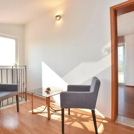 Three-bedroom Holiday In Dicmo