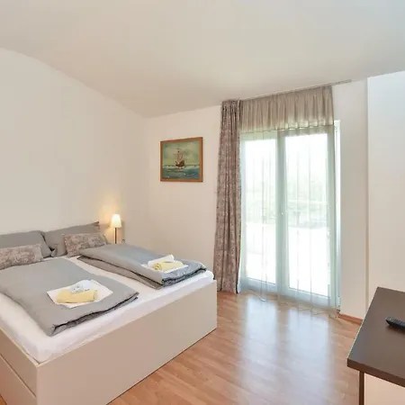 Three-bedroom Holiday In Dicmo