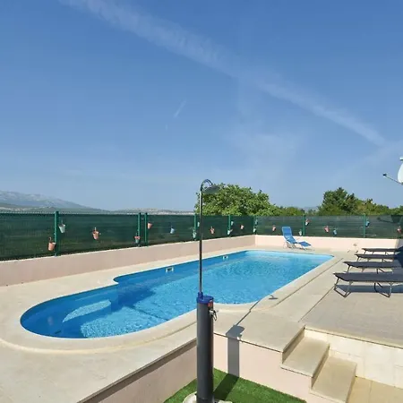 Hébergement de vacances Three-bedroom Holiday In Dicmo Miric