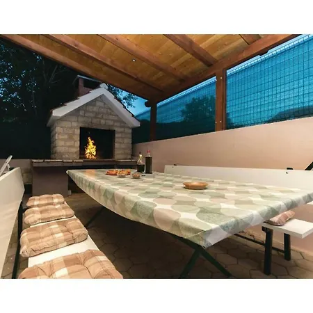 Three-bedroom Holiday In Dicmo Hébergement de vacances