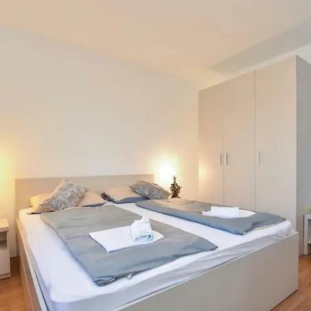 Three-bedroom Holiday In Dicmo * Miric