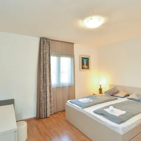 Three-bedroom Holiday In Dicmo * Miric