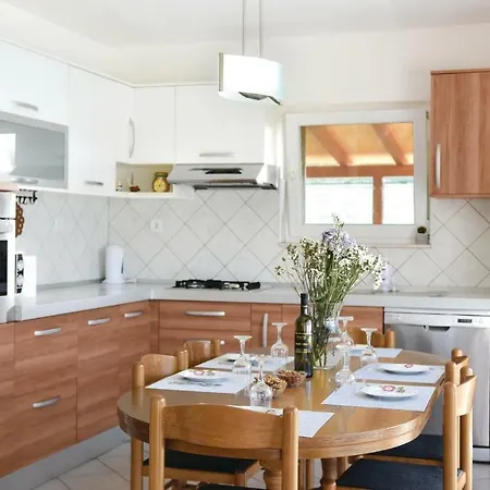 Three-bedroom Holiday In Dicmo *