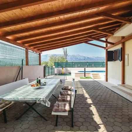 Three-bedroom Holiday In Dicmo Miric